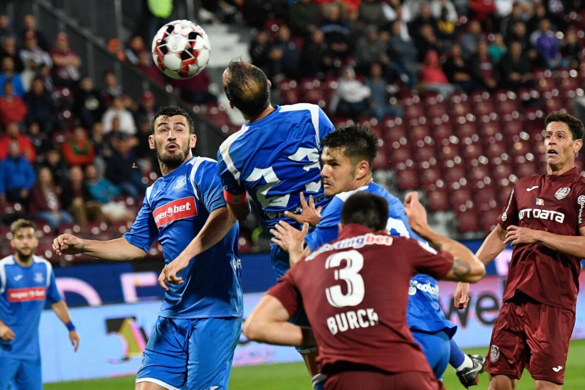 Jucătorii de la CFR Cluj și Poli Iași în timpul unui meci din 2019