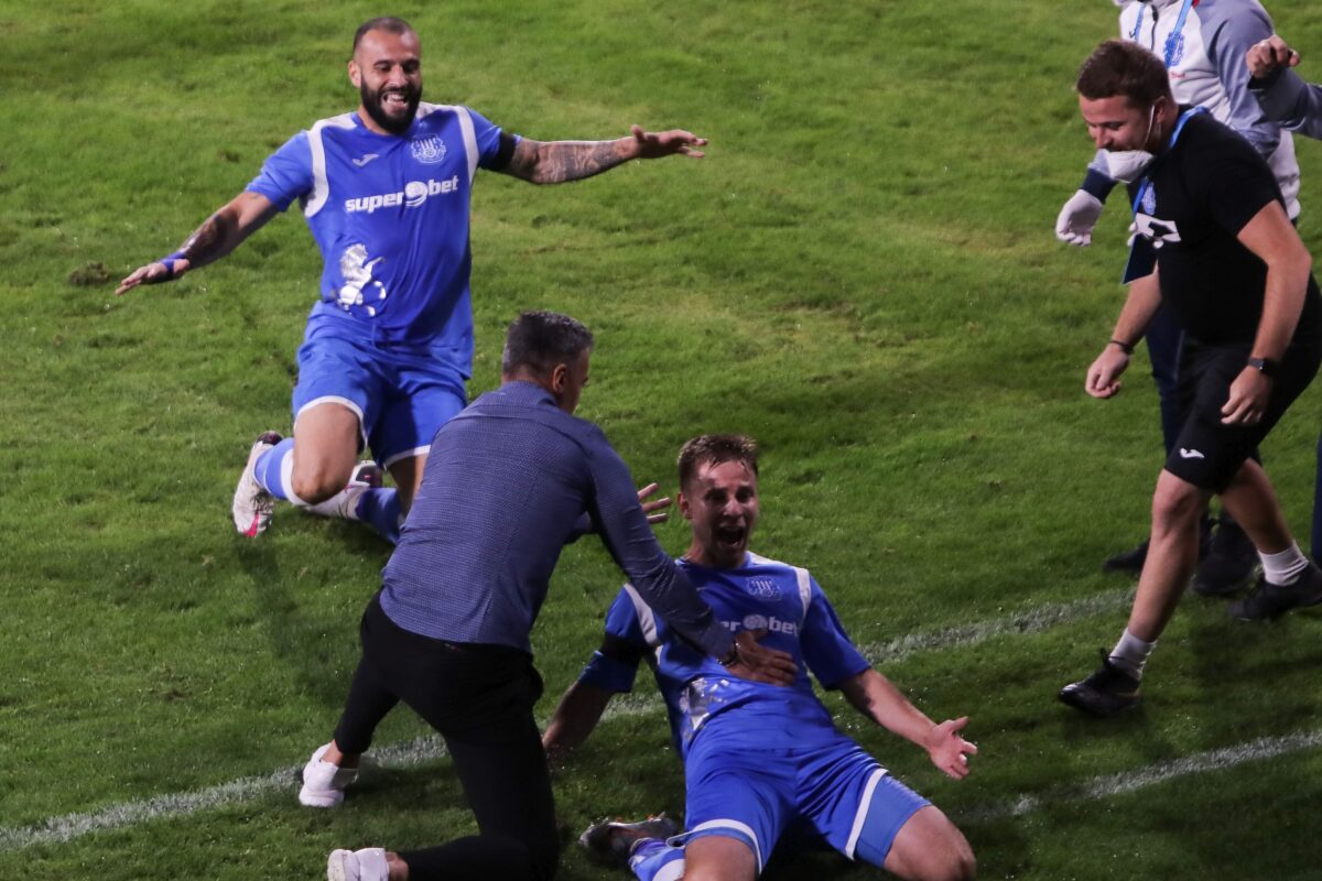 Daniel Pancu se bucură alături de jucătorii săi în timpul unui meci al lui Poli Iași
