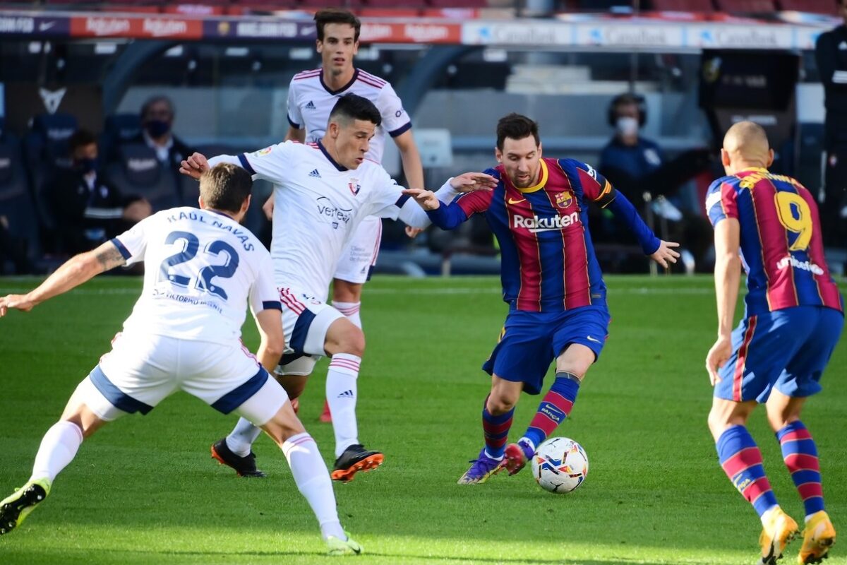 Lionel Messi în acțiune în timpul meciului dintre Barcelona și Osasuna