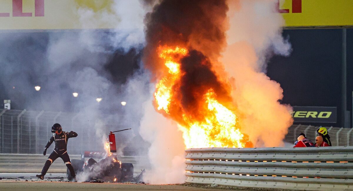 Prima reacţie a lui Romain Grosjean după ce a scăpat ca prin minune de flăcările din MP al Bahrainului. Mesajul de pe patul de spital