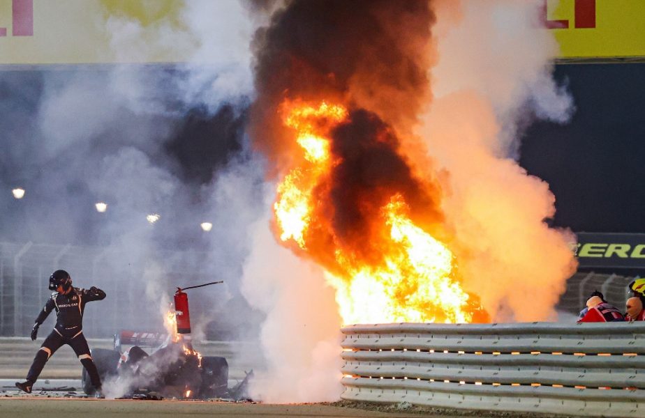 Prima reacţie a lui Romain Grosjean după ce a scăpat ca prin minune de flăcările din MP al Bahrainului. Mesajul de pe patul de spital