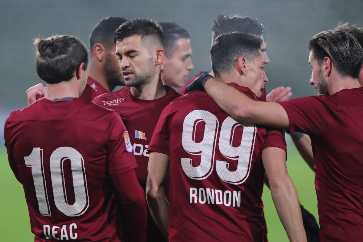 Jucătorii lui CFR Cluj se bucură după gol într-un meci cu FC Argeș