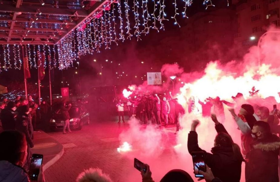 VIDEO | Imagini impresionante! Fanii lui Dinamo au mers să-şi susţină favoriţii la hotel! Contra şi-a lăsat secunzii să aibă grijă de echipă