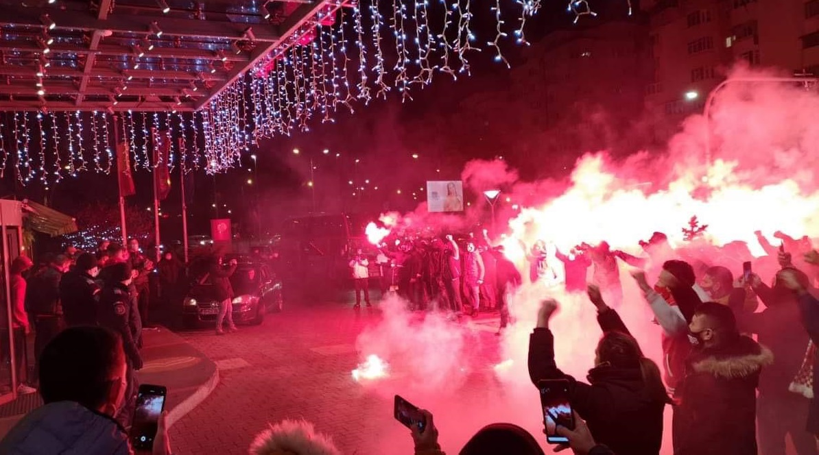 VIDEO | Imagini impresionante! Fanii lui Dinamo au mers să-şi susţină favoriţii la hotel! Contra şi-a lăsat secunzii să aibă grijă de echipă