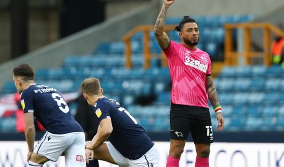 Jucătorii se pun într-un genunchi înaintea startului meciului dintre Millwall și Derby County