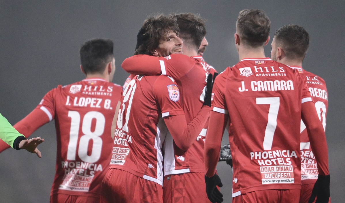 Jucătorii lui Dinamo, bucuroşi după victoria cu FC Argeş