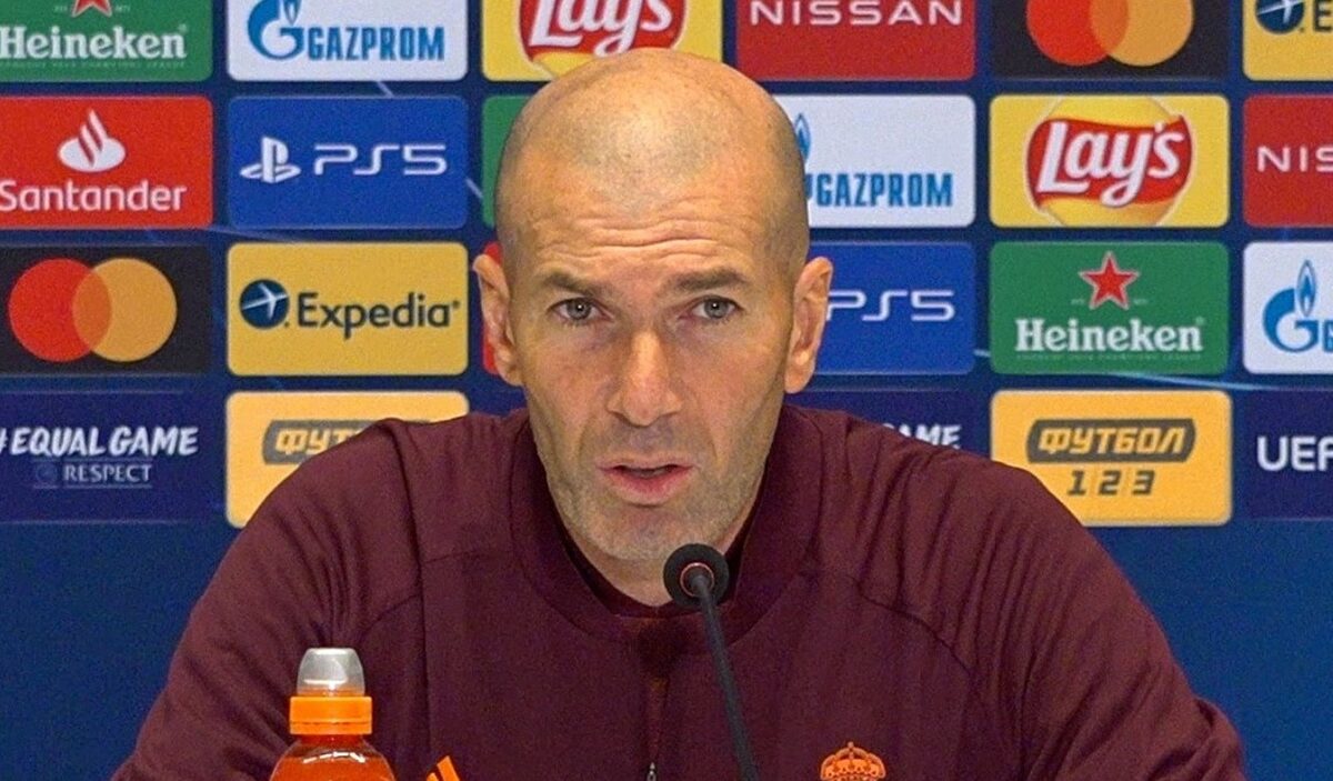 Zinedine Zidane în timpul conferinței de presă dinaintea meciului cu Șahtior