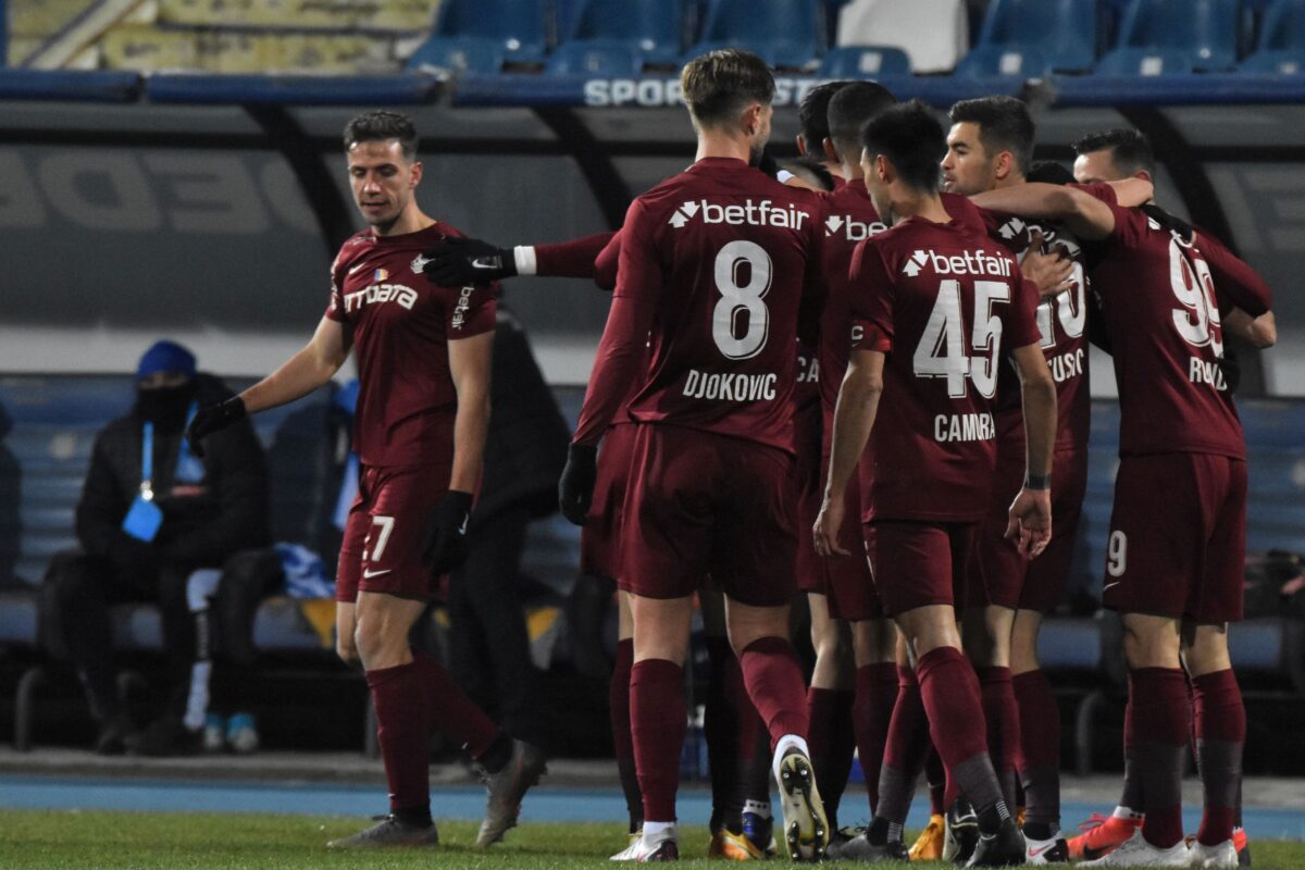 Jucătorii lui CFR Cluj se bucură după gol într-un meci cu Poli Iași