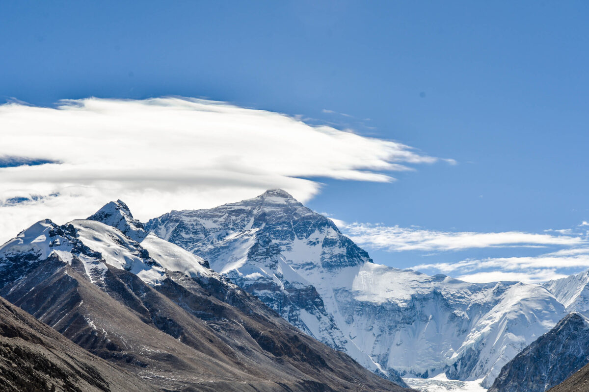 Chinezii au mai tăiat trei metri din Everest!!!