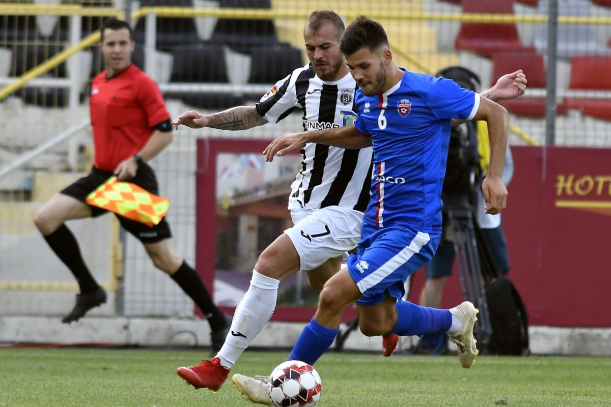 Andrei Chindriș și Denis Alibec în duel în meciul dintre FC Botoșani și Astra Giurgiu