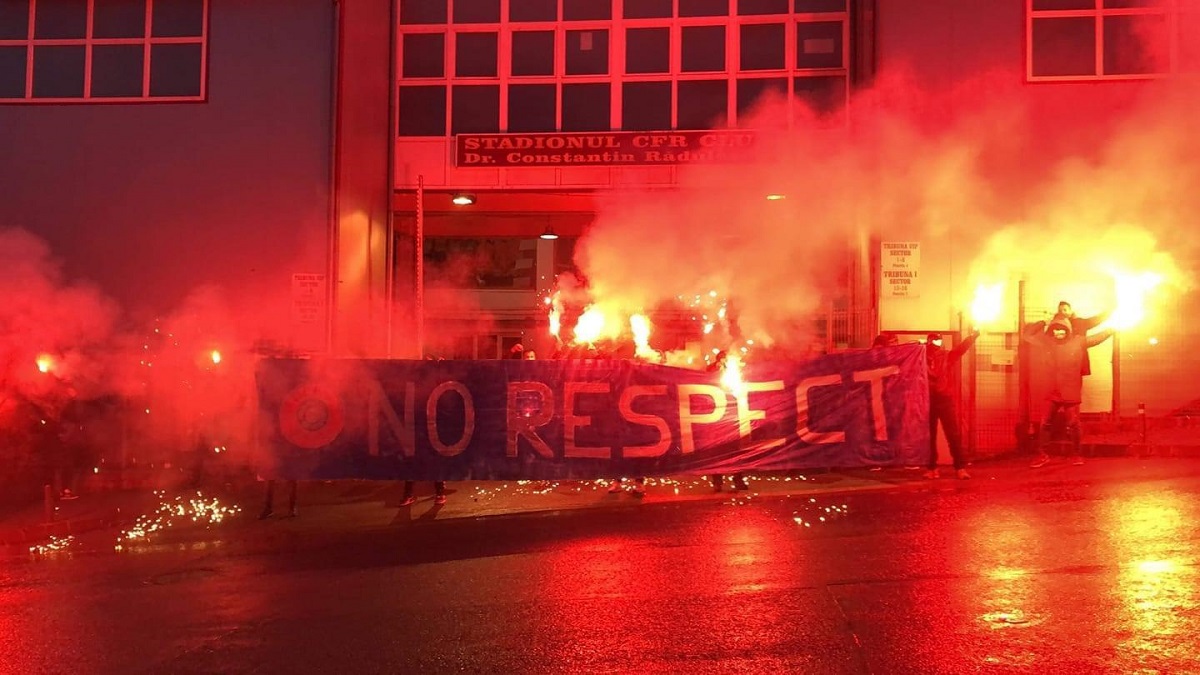 VIDEO | Protest în Gruia chiar înaintea derby-ului cu FCSB! Fanii lui CFR Cluj, nemulţumiţi de arbitraj. Mesajul transmis către UEFA