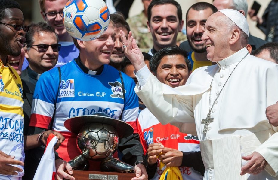 Papa Francisc a "trădat-o" pe San Lorenzo. A devenit abonatul unei mari rivale din Argentina! Ce cadou a primit Suveranul Pontif