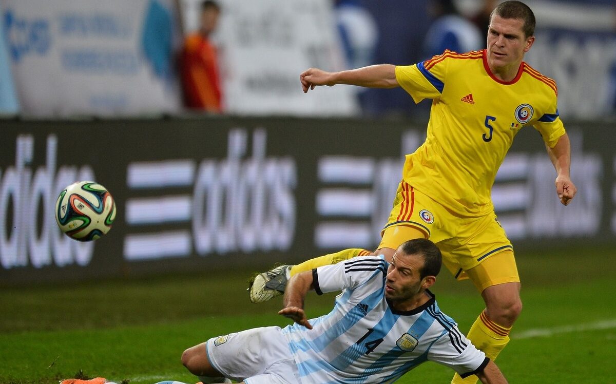Alexandru Bourceanu și Javier Mascherano în timpul unui meci amical dintre România și Argentina