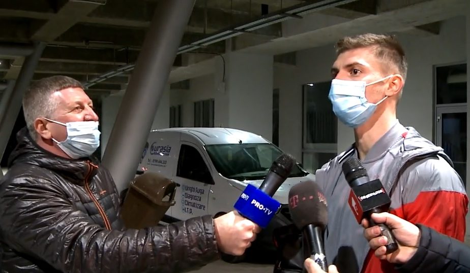 "Stai, mă! Ce tot claxonezi?" Florin Tănase, scos din minţi de şoferul autocarului celor de la FCSB. Moment senzaţional în timpul interviului