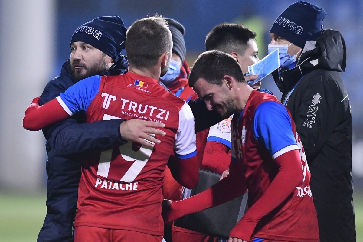 Marius Croitoru își felicită jucătorii după meciul cu FC Viitorul Constanța
