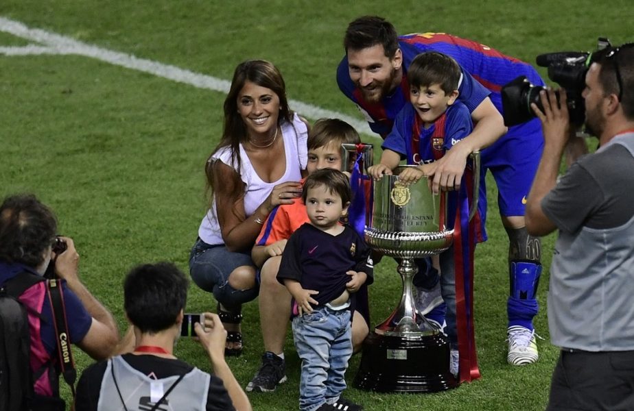 Cum sărbătoreşte Lionel Messi cu familia, în Argentina! Ţinutele de lux şi bradul strălucitor din casa acestuia! "Vă dorim un Crăciun plin de dragoste"