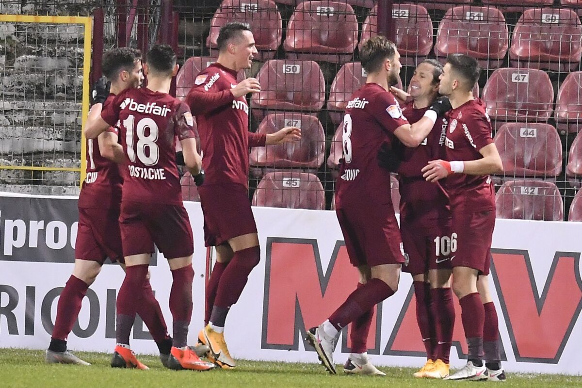 Jucătorii lui CFR Cluj se bucură după gol într-un meci cu FCSB