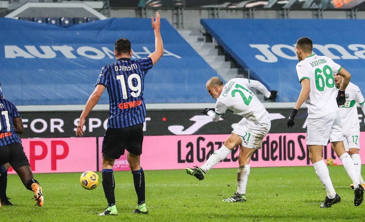 Vlad Chiricheș în meciul dintre Sassuolo și Atalanta