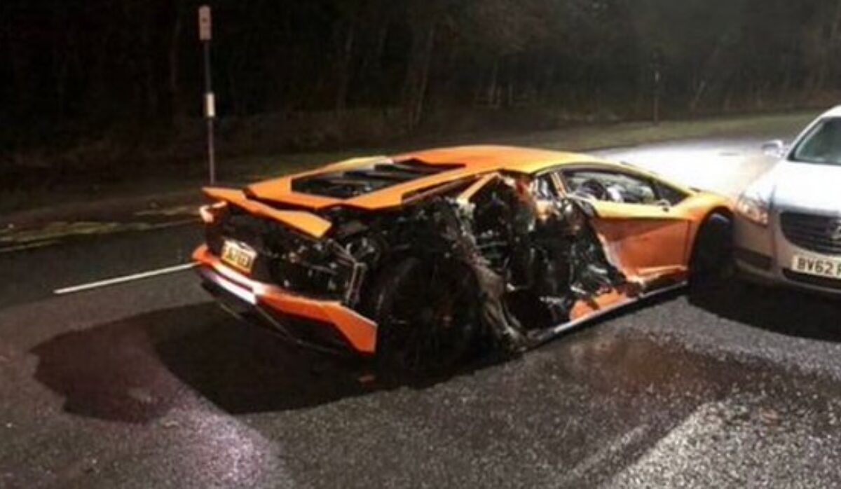Lamborghini-ul lui Lys Mousset, de la Sheffield United, a fost făcut praf ieri noapte
