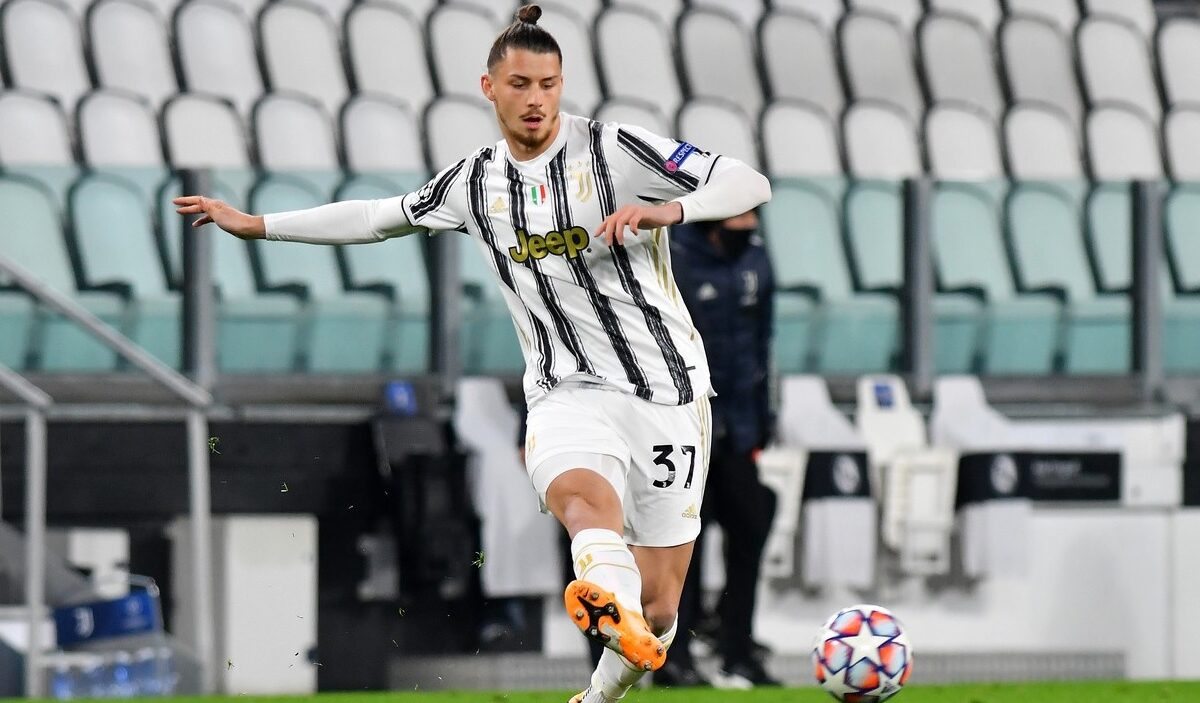 Radu Drăgușin în timpul unui meci pentru Juventus