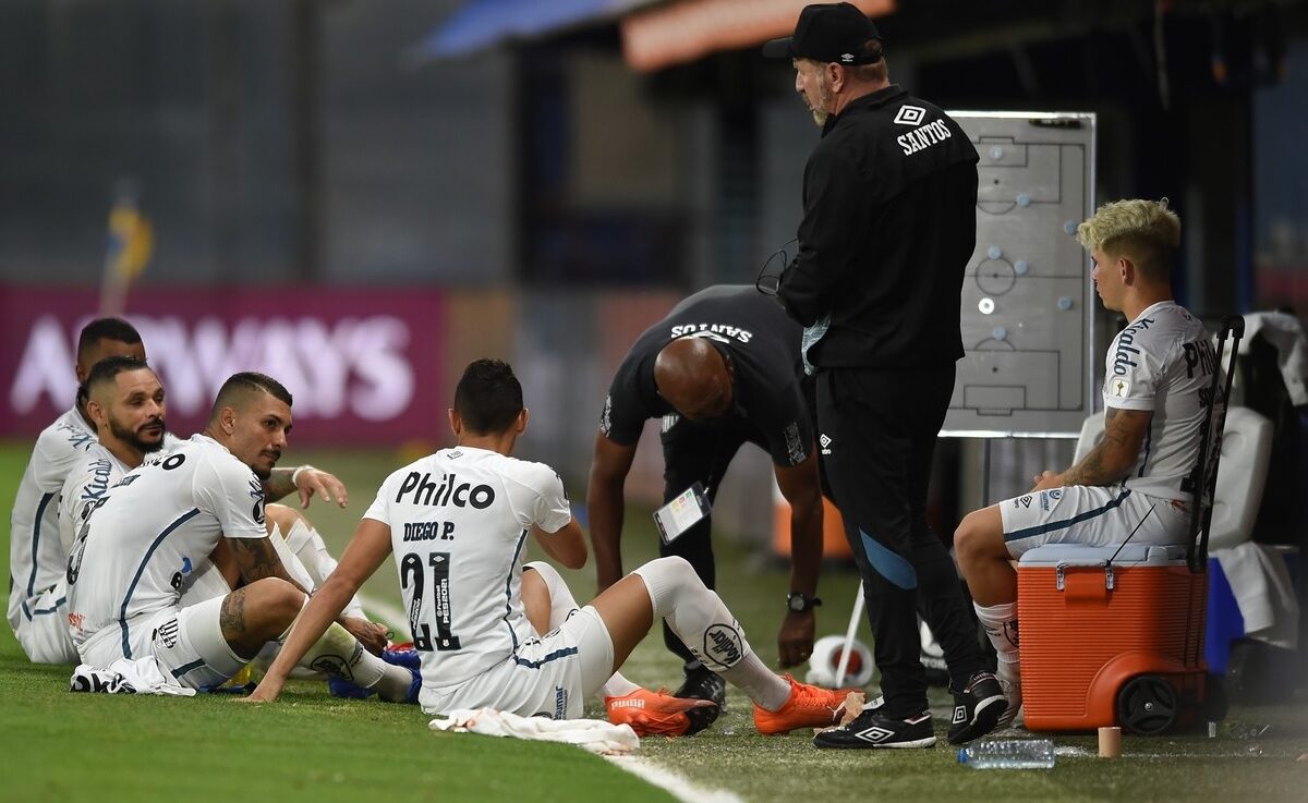 Jucătorii lui Santos așteaptă la marginea terenului începutul reprizei a doua