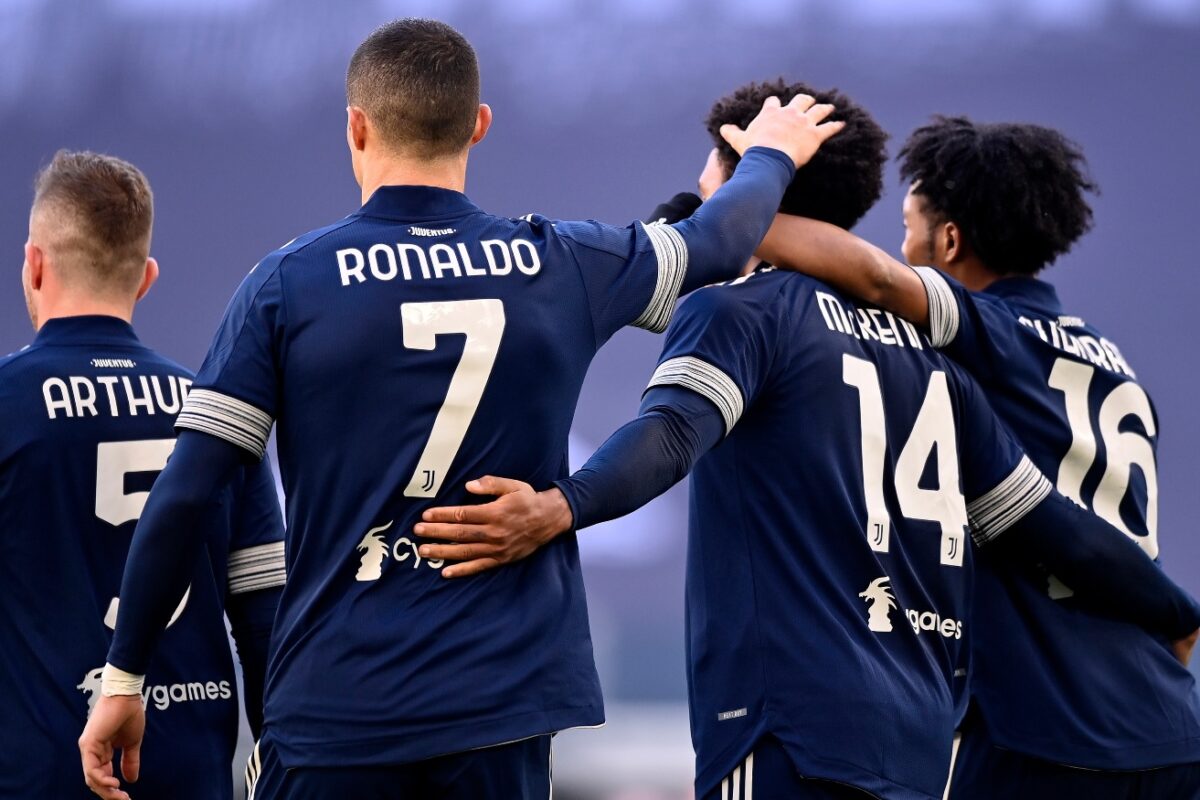 Jucătorii lui Juventus sărbătoresc marcarea unui gol
