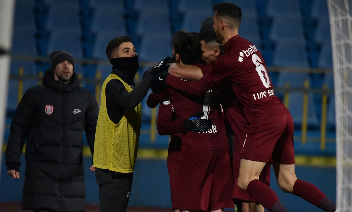 Jucătorii lui CFR Cluj se bucură după marcarea unui gol