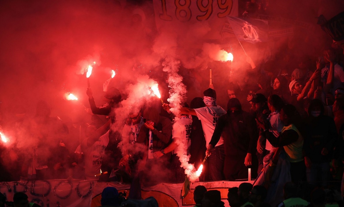 VIDEO | Haos la o fostă campioană a Europei! Sute de fani au dat foc şi au forţat intrarea în baza de antrenament. Meciul lui Marseille, amânat