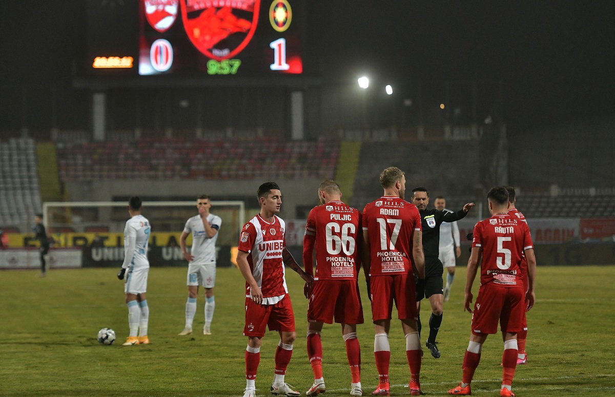 Dinamo face transferuri pe ultima sută de metri