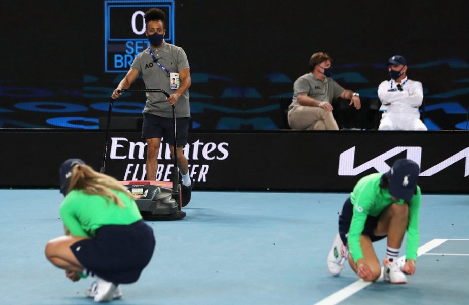 GALERIE FOTO | Imagini uluitoare din timpul meciului jucat de Simona Halep la Australian Open 2021. Ce se întâmpla pe teren
