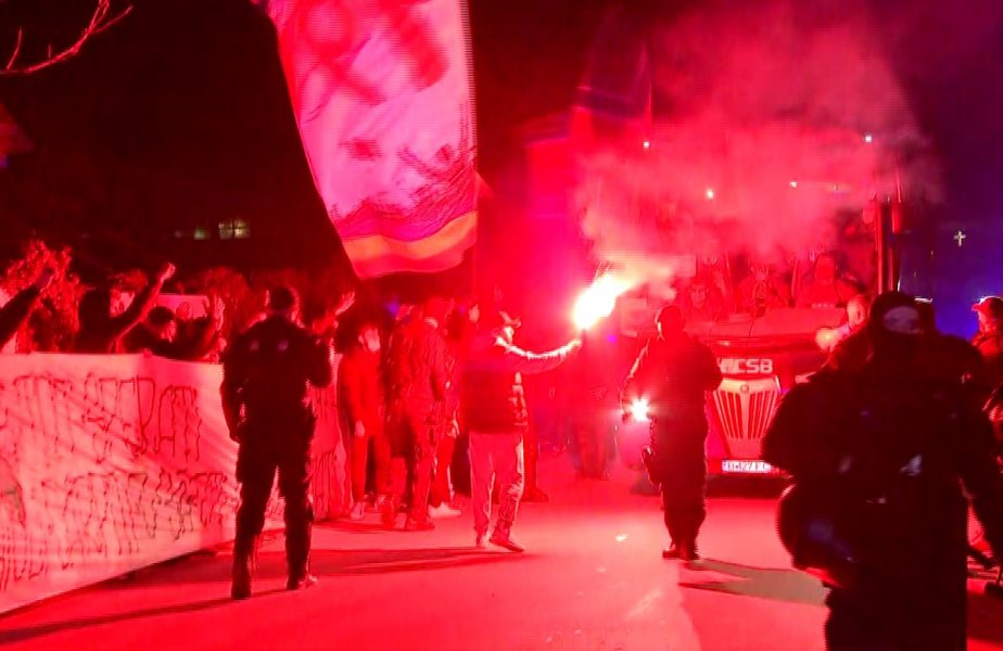 FOTO | Jucătorii lui FCSB, aşteptaţi de sute de fani! Torţe şi mesaje ironice ale roş-albaştrilor înainte de derby: "Socios ddB? Program de impostori!"