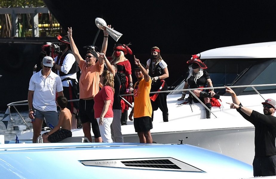 VIDEO | Scene uluitoare! Tom Brady a petrecut pe o barcă şi a aruncat trofeul câştigat la Super Bowl! Cum s-a clătinat la revenirea pe uscat