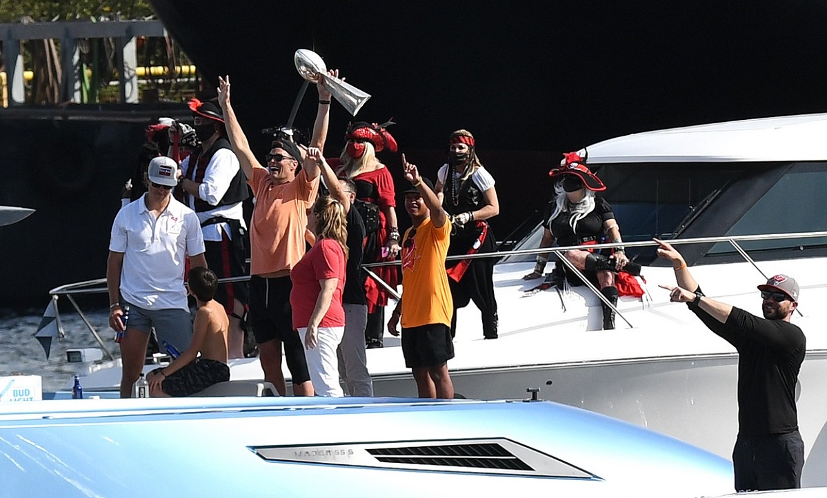 VIDEO | Scene uluitoare! Tom Brady a petrecut pe o barcă şi a aruncat trofeul câştigat la Super Bowl! Cum s-a clătinat la revenirea pe uscat