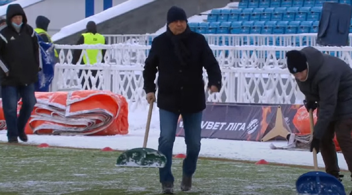 VIDEO | Imagini uluitoare! Mircea Lucescu a trecut la munca de jos. Românul a deszăpezit terenul înaintea meciului Dinamo Kiev – Olimpik Donețk 3-1