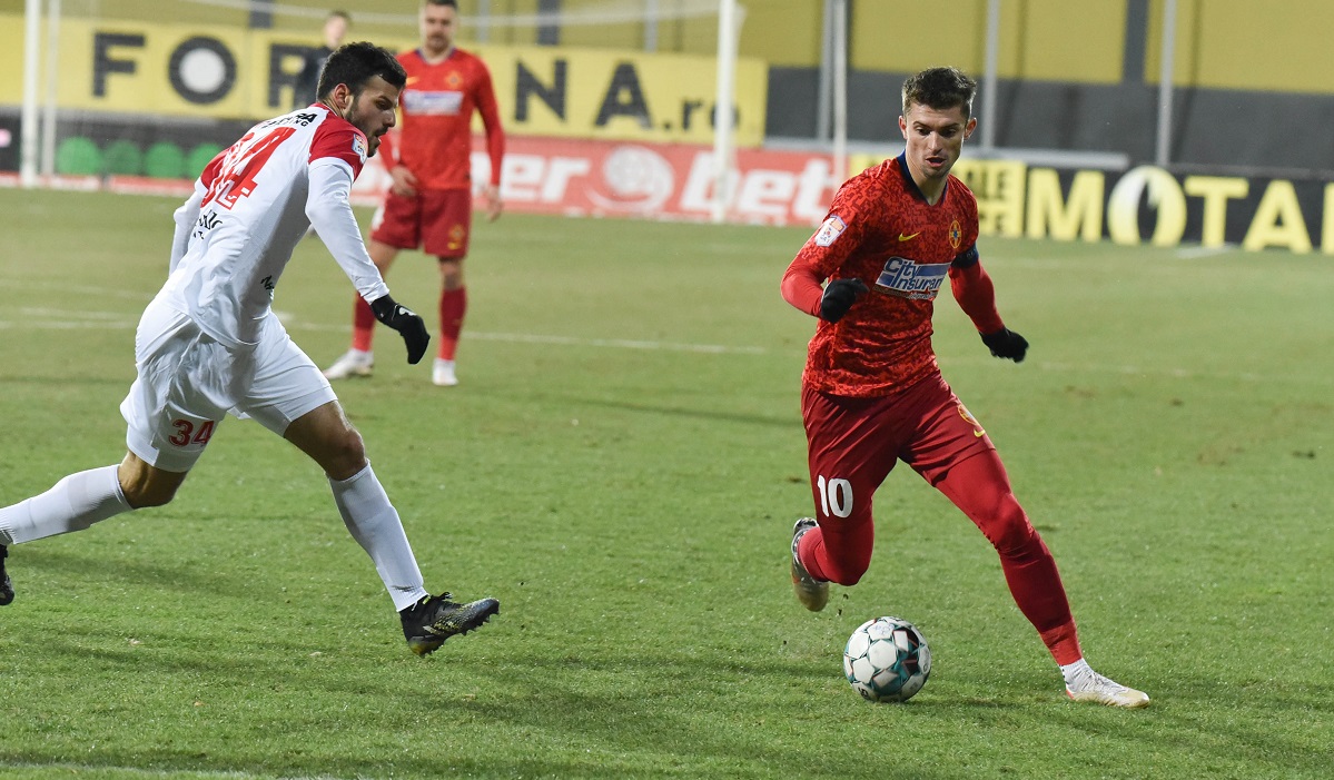 Martin Patricio Matricardi, de la Hermannstadt, si Florin Lucian Tanase, de la FCSB, in meciul de fotbal jucat pe 14 februarie 2021 la Mediaş, în Liga 1