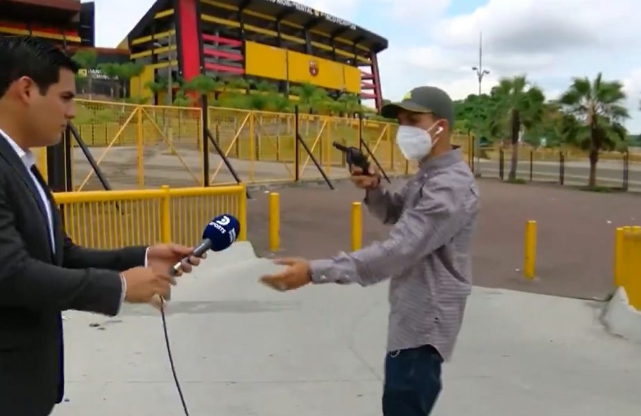 VIDEO | Cadre şocante în timpul unei filmări. Reporterul şi cameramanul, jefuiţi în direct. Hoţul i-a ameninţat cu un pistol