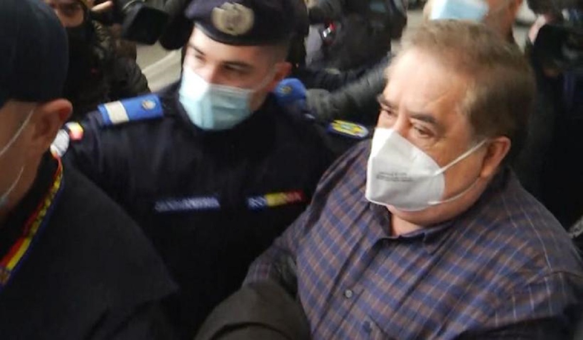 UPDATE | Ioan Niculae s-a întors în România şi a fost preluat de poliţişti direct din aeroport, la sosirea din Italia. "Puşcăriaşule! Plăteşte-ţi oamenii!"