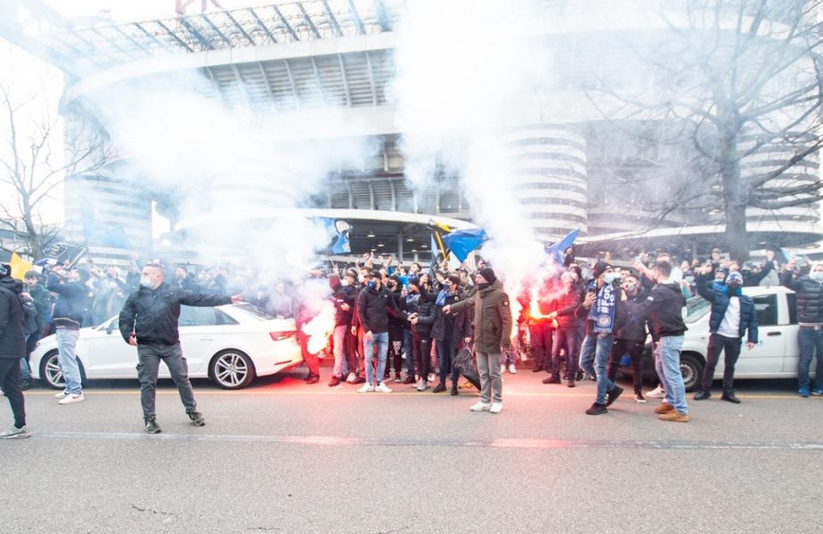 VIDEO | Nebunie înainte de Milan – Inter. Mii de fani s-au adunat la stadion. Forţele de ordine au intervenit în ultimul moment