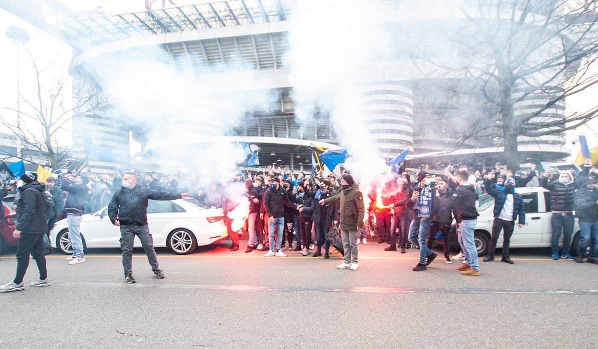 VIDEO | Nebunie înainte de Milan – Inter. Mii de fani s-au adunat la stadion. Forţele de ordine au intervenit în ultimul moment