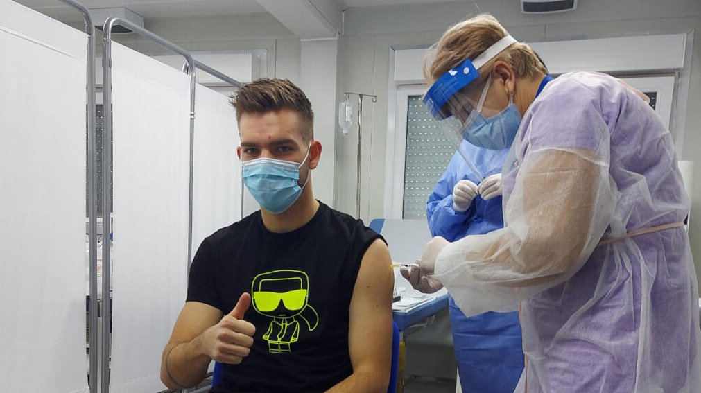 Denis Haruţ, în momentul vaccinării