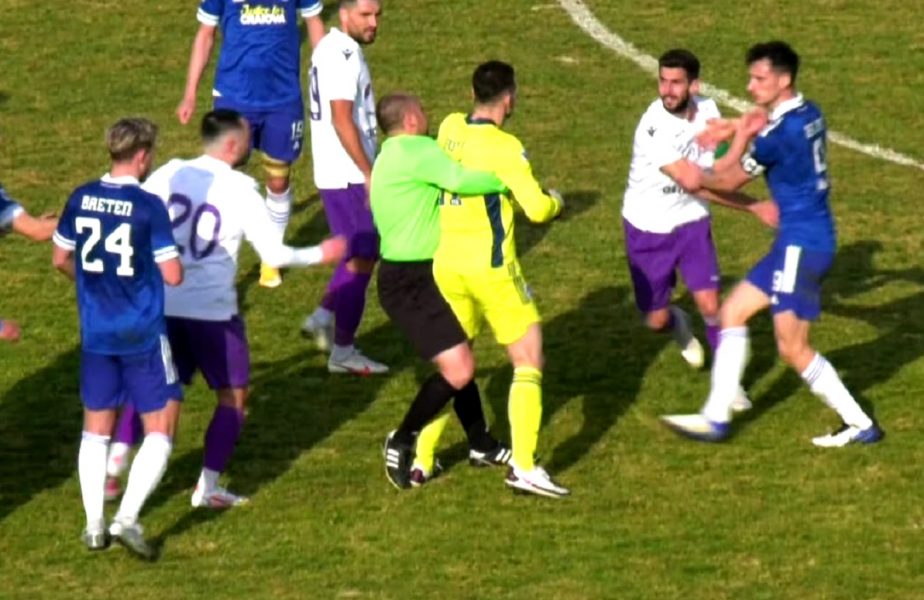 VIDEO | Scene greu de imaginat la un meci amical! Scandal general între jucătorii de la FC Argeş şi FC U Craiova. Arbitrul l-a luat pe sus pe unul dintre jucători