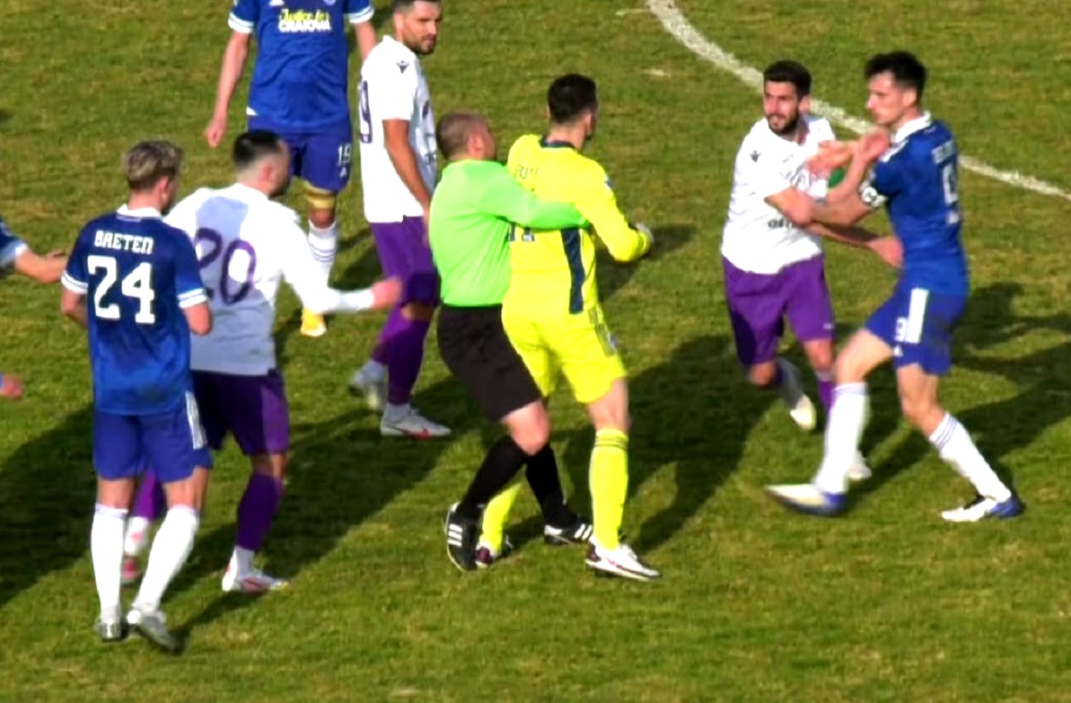 VIDEO | Scene greu de imaginat la un meci amical! Scandal general între jucătorii de la FC Argeş şi FC U Craiova. Arbitrul l-a luat pe sus pe unul dintre jucători