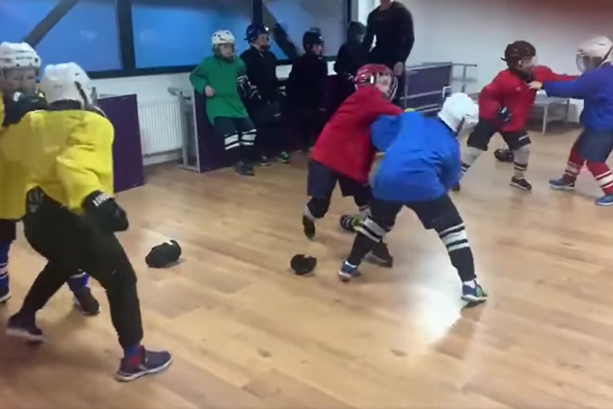 VIDEO | Imagini incredibile de la un club de hochei. Copiii sunt învățați cum să se bată!