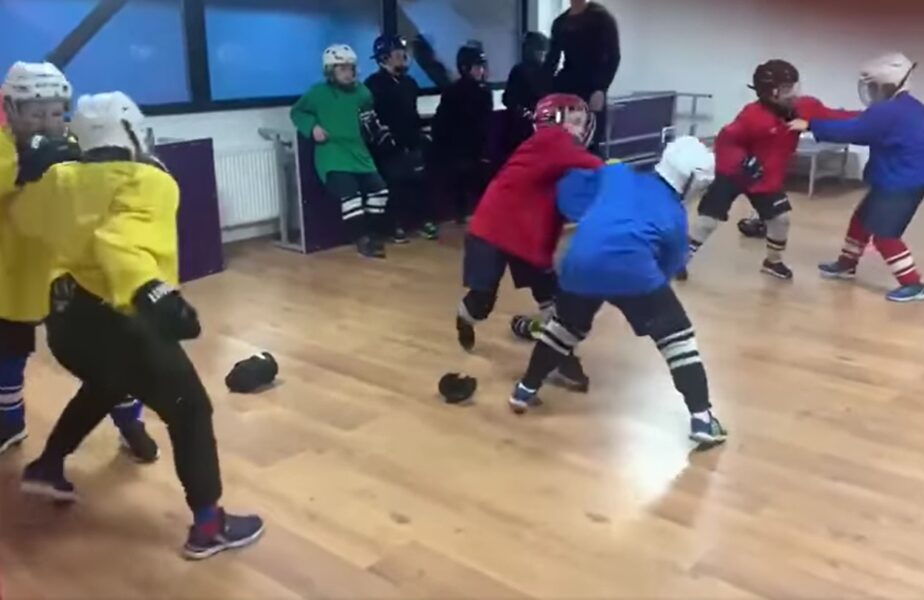 VIDEO | Imagini incredibile de la un club de hochei. Copiii sunt învățați cum să se bată!