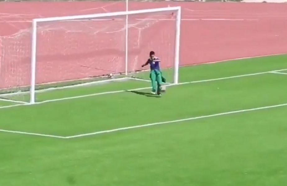 VIDEO | Faza anului în fotbal! Un copil de mingi a respins mingea din faţa porţii şi a evitat golul! Ce decizie a luat arbitrul