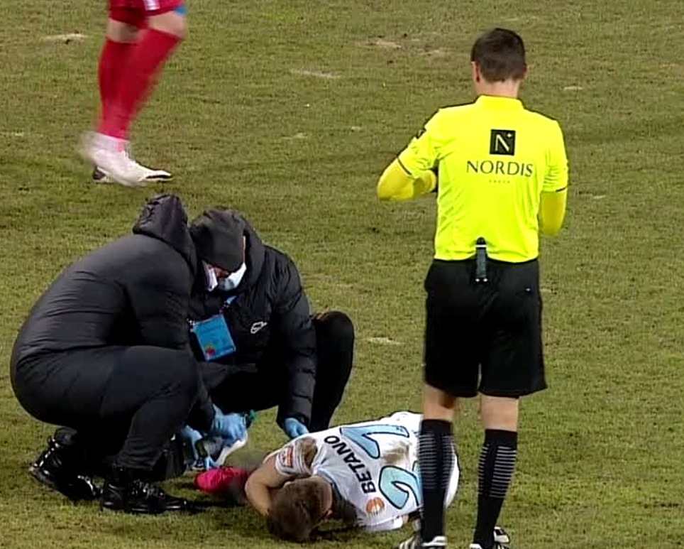 I-a dat de s-a julit! :)) Darius Olaru, la un pas să se accidenteze după ce l-a faultat pe Andrei Chindriş