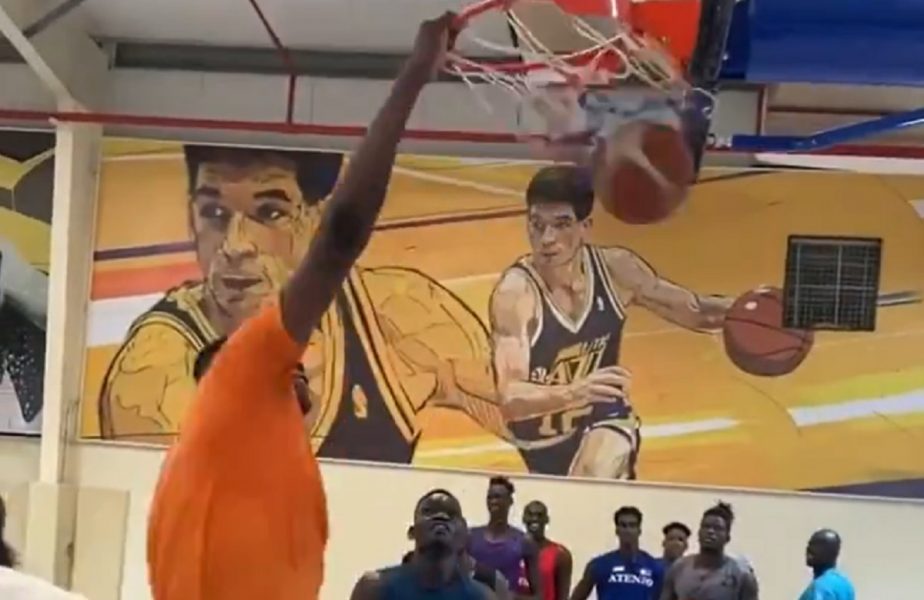 VIDEO | NBA ar putea avea cel mai înalt jucător din istorie! Un nigerian de 2,36 metri a impresionat pe reţelele sociale. Dă slam dunk fără să sară!