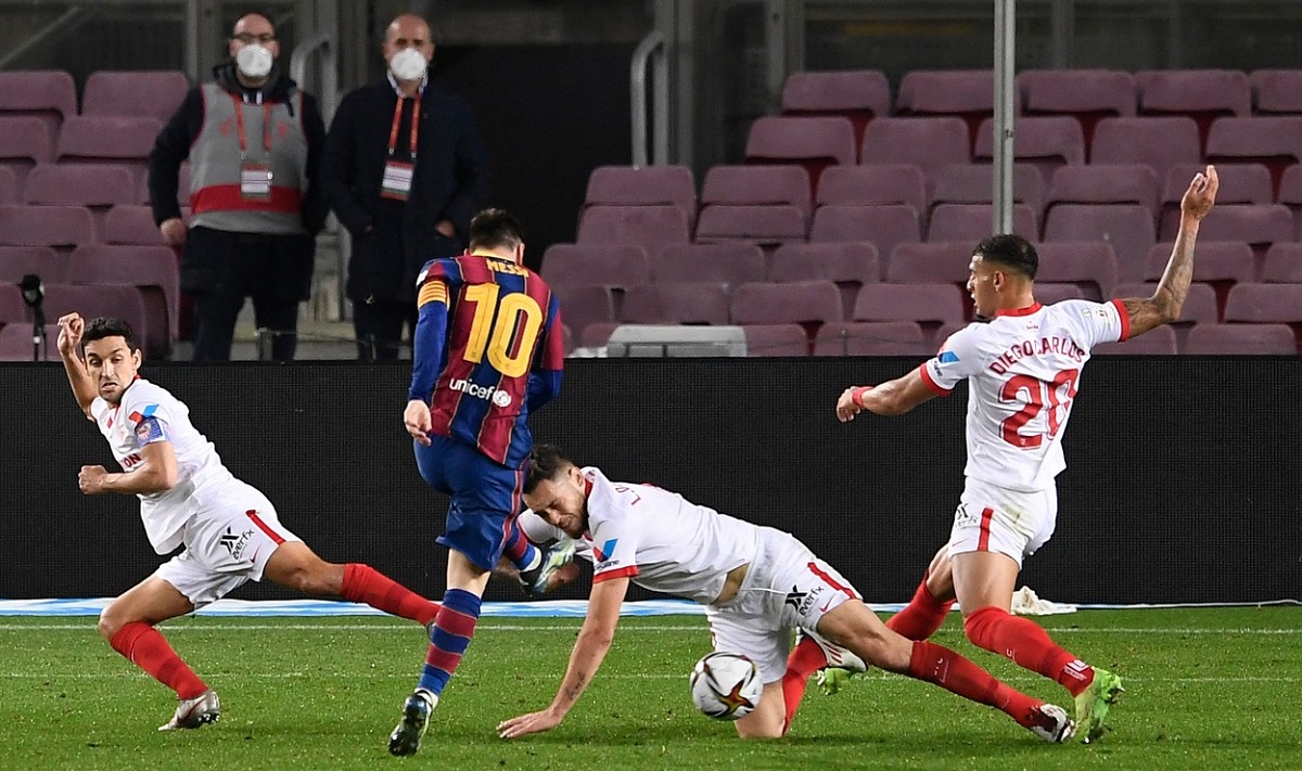 Lionel Messi, blocat de trei jucători ai Sevillei