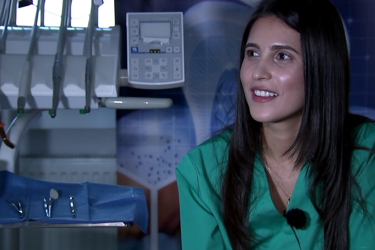 VIDEO EXCLUSIV | Cristina Tănase lucrează la clinica lui Gigi Becali și le face zâmbete de campioni jucătorilor de la FCSB! Florin Tănase a încurajat-o să se facă medic stomatolog