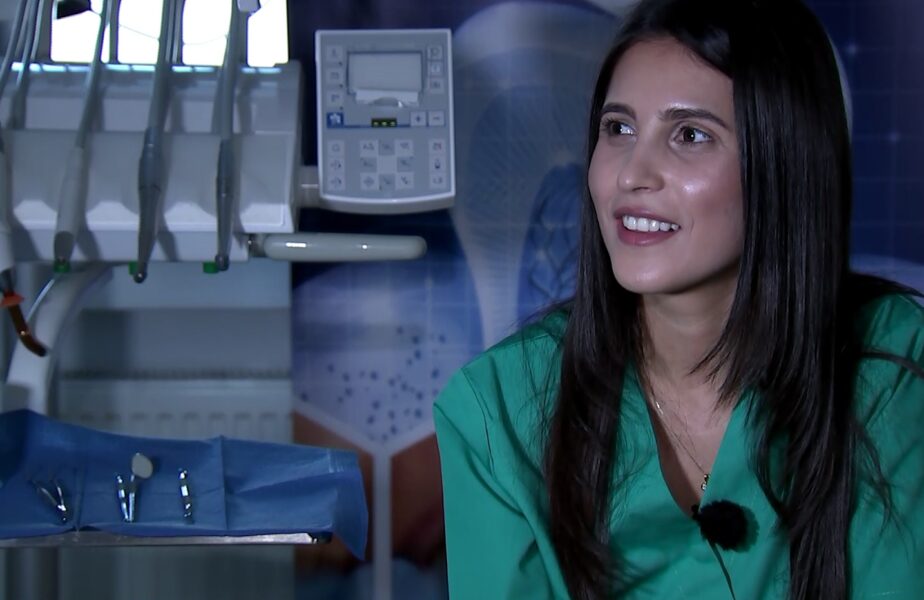 VIDEO EXCLUSIV | Cristina Tănase lucrează la clinica lui Gigi Becali și le face zâmbete de campioni jucătorilor de la FCSB! Florin Tănase a încurajat-o să se facă medic stomatolog